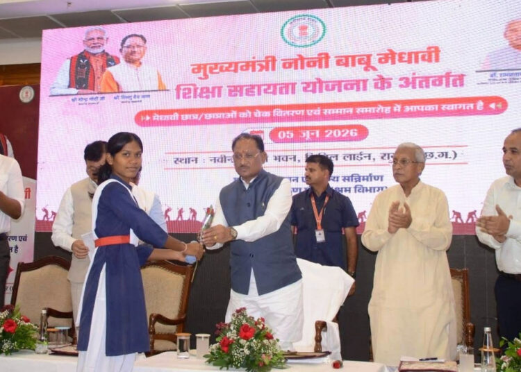 मुख्यमंत्री विष्णुदेव साय के हाथों मेधावी छात्रा को मिली 2 लाख रुपये की सहायता…..