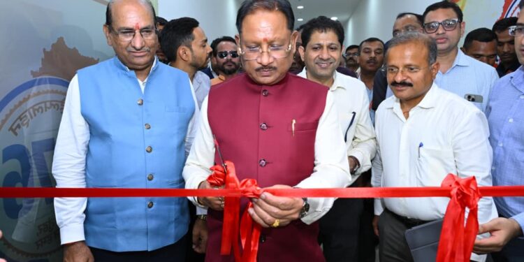 मुख्यमंत्री विष्णुदेव साय ने किया मुख्यमंत्री हेल्पलाइन एवं शिकायत प्रबंधन प्रणाली का अवलोकन…..