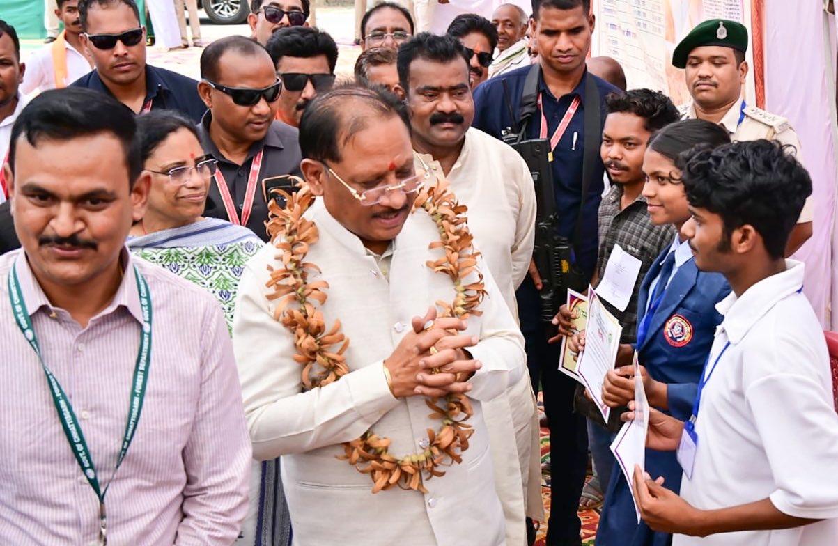 तेंदूपत्ते से समृद्धि, तीखुर से आत्मनिर्भरता : बड़ेकनेरा में वनाधारित आजीविका का सशक्त मॉडल बना प्रेरणा, मुख्यमंत्री विष्णुदेव साय ने हितग्राहियों से की आत्मीय मुलाकात, ‘एक पेड़ मां के नाम’ अभियान के तहत किया पौधरोपण….
