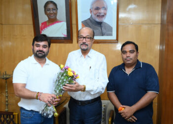 राज्यपाल रमेन डेका से छत्तीसगढ़ कायाकिंग-कैनोइंग एसोसिएशन के पदाधिकारियों ने भेंट की…..