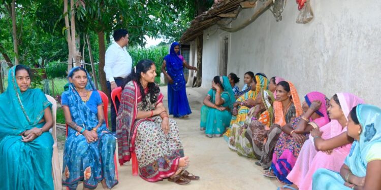 मंत्री लक्ष्मी राजवाड़े ने किया जनसंपर्क, ग्रामीणों की समस्याओं के त्वरित समाधान के दिए निर्देश…..