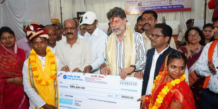 दो पुनर्वासित जोड़ों ने मुख्यमंत्री कन्या विवाह कार्यक्रम से दाम्पत्य जीवन की शुरुआत…..