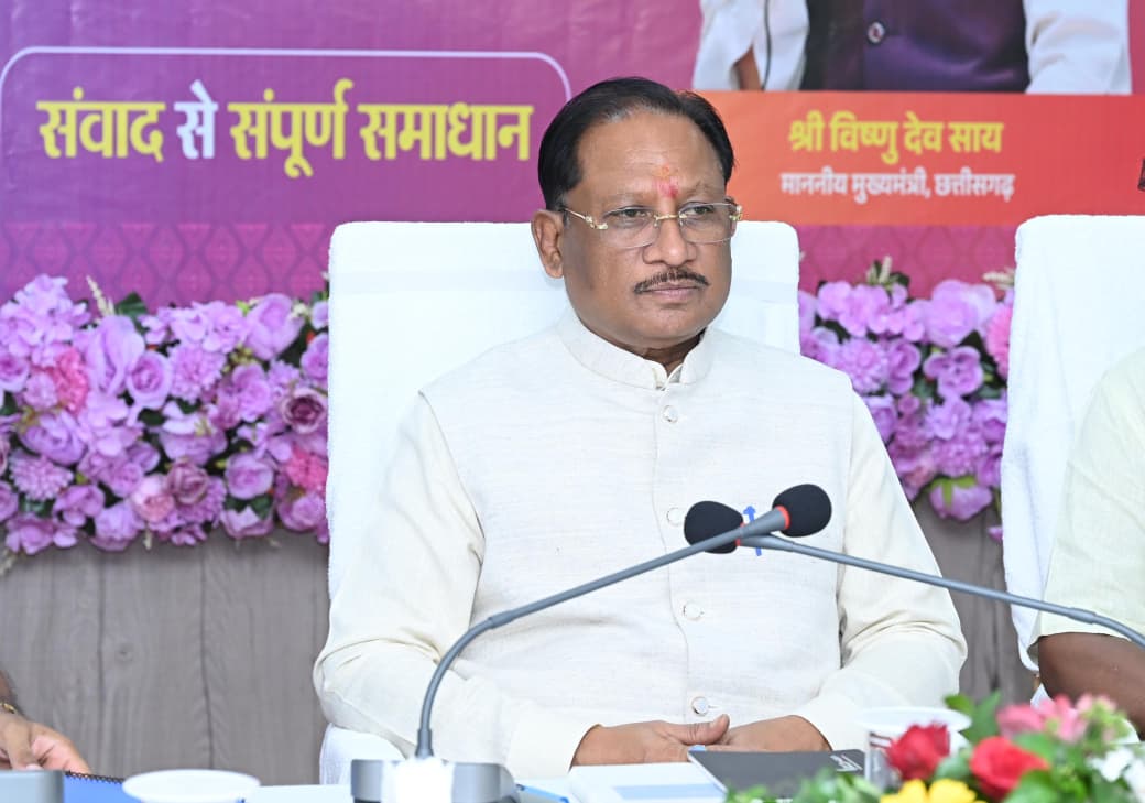 शासकीय योजनाओं का लाभ हर पात्र परिवार तक पहुंचे, प्रशासन संवेदनशीलता और जवाबदेही के साथ करे कार्य : मुख्यमंत्री विष्णुदेव साय…..