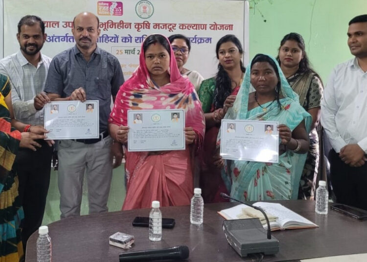 प्रधानमंत्री मोदी की गारंटी और मुख्यमंत्री साय सरकार की संवेदनशील पहल से बदल रही भूमिहीन परिवारों की जिंदगी……