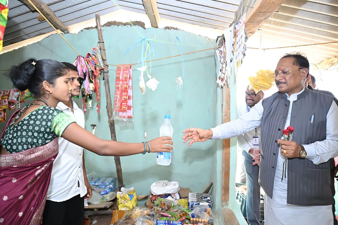 ’जब मुख्यमंत्री रुके एक छोटी-सी किराना दुकान पर… और सामने थी बदलाव की बड़ी कहानी’, मुख्यमंत्री विष्णु देव साय ने पानी की बोतल खरीदकर बढ़ाया हौसला, कहा- यही है नए बीजापुर की तस्वीर……