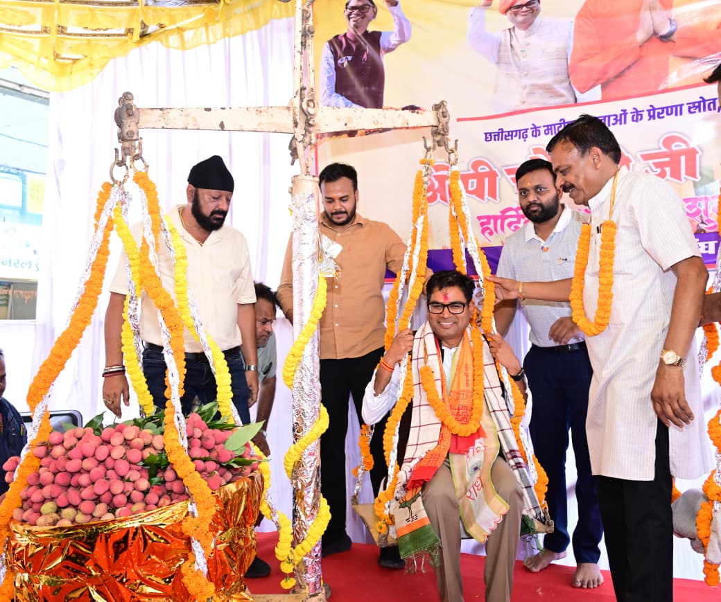 जन्मदिवस पर मौसमी फलों और लड्डू से तौले गए वित्त मंत्री ओपी चौधरी…..