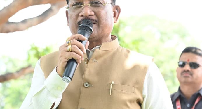 आम की छांव में मुख्यमंत्री की चौपाल : खाट पर बैठे, ग्रामीणों की सुनी बात, मौके पर दिए समाधान, निमधा में नर्सिंग कॉलेज, मिनी स्टेडियम और मंगल भवन की घोषणा….