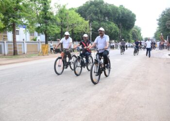 उप मुख्यमंत्री अरुण साव ने सायकल चलाकर फिट रहने और पर्यावरण संरक्षण का दिया संदेश….