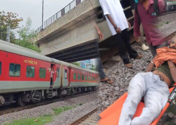 रायपुर में ट्रेन के सामने कूदा युवक, पायलट ने लगाया इमरजेंसी ब्रेक, गंभीर रूप से हुआ घायल