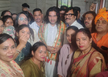 माना विमानतल पर देवकीनंदन ठाकुर का भव्य स्वागत, शासन ने दिया राजकीय अतिथि के दर्जा