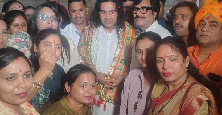 माना विमानतल पर देवकीनंदन ठाकुर का भव्य स्वागत, शासन ने दिया राजकीय अतिथि के दर्जा