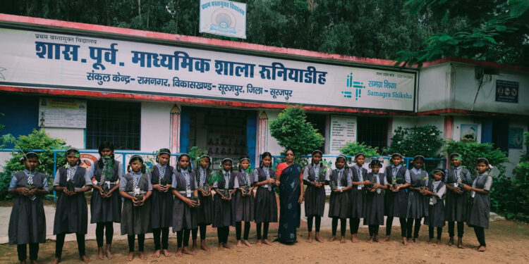एक पेड़ माँ के नाम अभियान के तहत विद्यार्थियों ने दिया पर्यावरण संरक्षण का संदेश