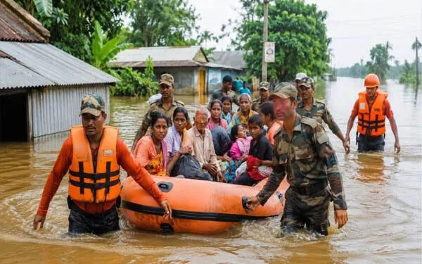 देश के कई राज्यों में बाढ़-बारिश से भयंकर तबाही, 50 से ज्यादा मौतें, जानें कहां कैसे हैं हालात