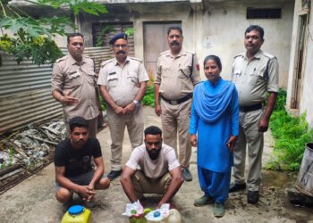 आबकारी विभाग की बड़ी कार्रवाई, 25 लीटर महुआ शराब व 120 किलो महुआ लाहन जब्त, दो आरोपी गिरफ्तार