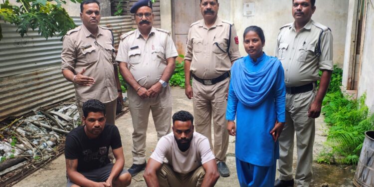 आबकारी विभाग की बड़ी कार्रवाई, 25 लीटर महुआ शराब व 120 किलो महुआ लाहन जब्त, दो आरोपी गिरफ्तार