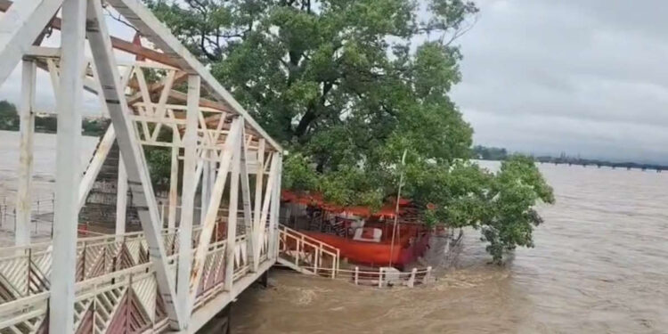 लगातार बारिश से उफान पर नदियां, सालों बाद बाबा कुलेश्वर नाथ महादेव मंदिर में चढ़ा पानी…