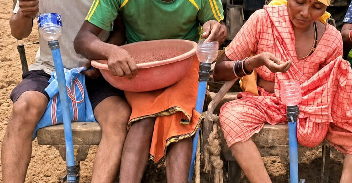 मुख्यमंत्री श्री विष्णु देव साय के कृषि नवाचार को बढ़ावा देने के संकल्प को मिली नई उड़ान, प्रगतिशील किसान भानुप्रताप ने जुगाड़ तकनीक से तैयार की सीड ड्रिल