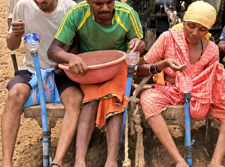 मुख्यमंत्री श्री विष्णु देव साय के कृषि नवाचार को बढ़ावा देने के संकल्प को मिली नई उड़ान, प्रगतिशील किसान भानुप्रताप ने जुगाड़ तकनीक से तैयार की सीड ड्रिल