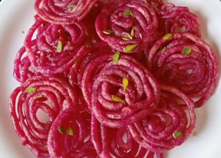 गुलाब की पंखुडिय़ों का इन 5 तरीकों से करें इस्तेमाल, मिठाइयों का स्वाद हो जाएगा दोगुना