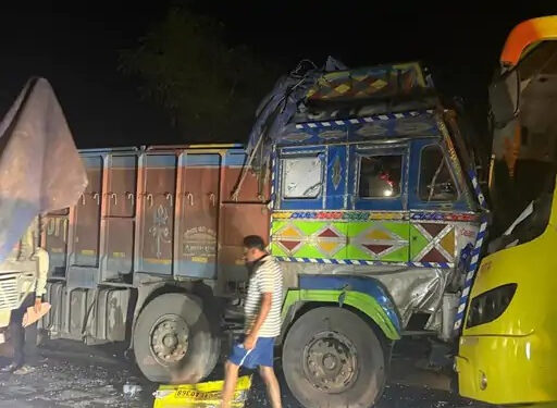 नेशनल हाईवे में बस-ट्रक की हुई भिड़ंत,16 यात्री घायल