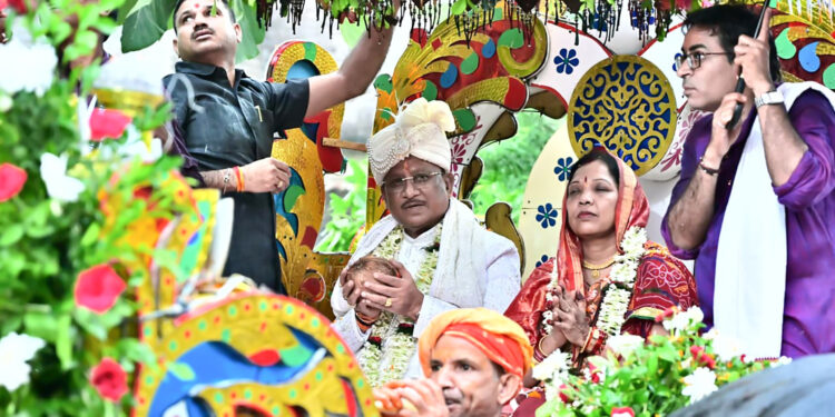 मुख्यमंत्री श्री विष्णुदेव साय ने दोकड़ा की ऐतिहासिक रथयात्रा में निभाई गजपति महाराजा की परंपरा : भगवान श्री जगन्नाथ का रथ खींचकर प्रदेशवासियों के सुख, समृद्धि और खुशहाली की कामना की