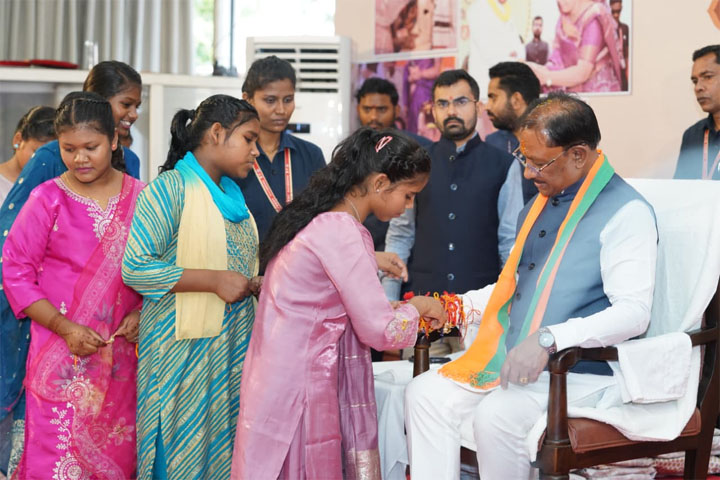 विशेष लेख : महतारी के आशीष से, राखी के विश्वास से मुख्यमंत्री श्री विष्णु देव साय के नेतृत्व में महिलाओं के सम्मान, स्वावलंबन और आर्थिक सशक्तिकरण की दिशा में निरंतर पहल