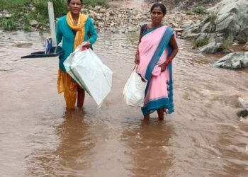घुटनों तक पानी, फिर भी नहीं रुकीं आंगनवाड़ी कार्यकर्ताओं की राह
