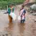 घुटनों तक पानी, फिर भी नहीं रुकीं आंगनवाड़ी कार्यकर्ताओं की राह