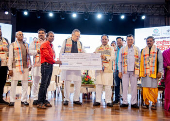 विष्णु के सुशासन में ग्रामोद्योग विभाग की पहल पर छत्तीसगढ़ में पहली बार सुकमा के चिंतलनार की पुनर्वासित बेटियों ने रायपुर पहुंचकर बड़े मंच पर दिखाई प्रतिभा, मुख्यमंत्री एवं विधानसभा अध्यक्ष हुए गदगद