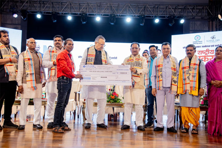विष्णु के सुशासन में ग्रामोद्योग विभाग की पहल पर छत्तीसगढ़ में पहली बार सुकमा के चिंतलनार की पुनर्वासित बेटियों ने रायपुर पहुंचकर बड़े मंच पर दिखाई प्रतिभा, मुख्यमंत्री एवं विधानसभा अध्यक्ष हुए गदगद