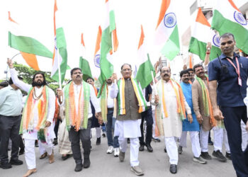 मुख्यमंत्री श्री विष्णु देव साय ने हाथ में तिरंगा थामकर किया भव्य तिरंगा यात्रा का नेतृत्व