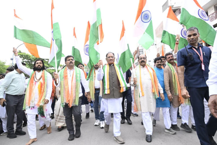 मुख्यमंत्री श्री विष्णु देव साय ने हाथ में तिरंगा थामकर किया भव्य तिरंगा यात्रा का नेतृत्व