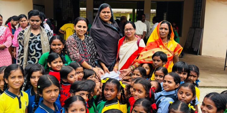 **देश की रक्षा में तैनात वीर सैनिकों के लिए छात्राओं ने भेजे स्नेह और सम्मान के रक्षा सूत्र*