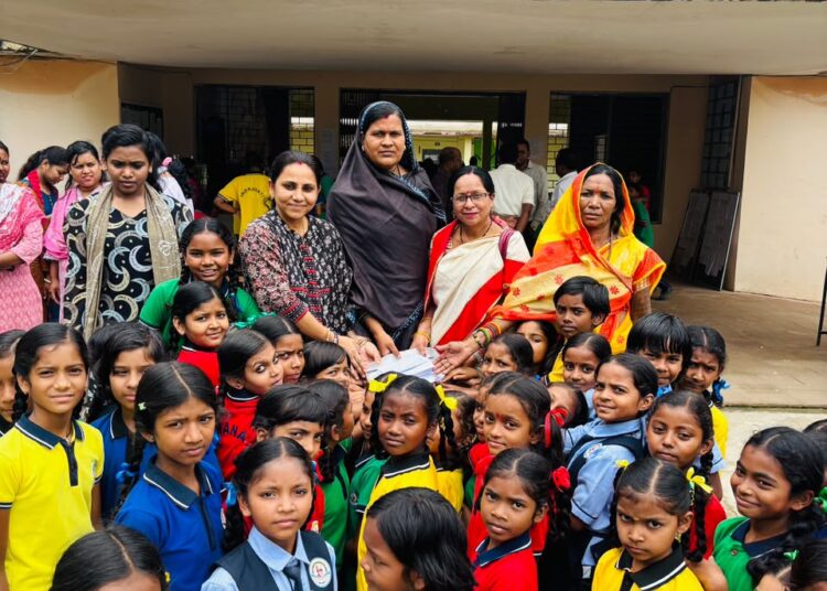 **देश की रक्षा में तैनात वीर सैनिकों के लिए छात्राओं ने भेजे स्नेह और सम्मान के रक्षा सूत्र*