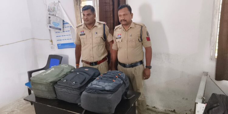 पत्थलगांव में पुलिस का पीछा, डिवाइडर से टकराई नेक्सन कार, 21 किलो गांजा बरामद