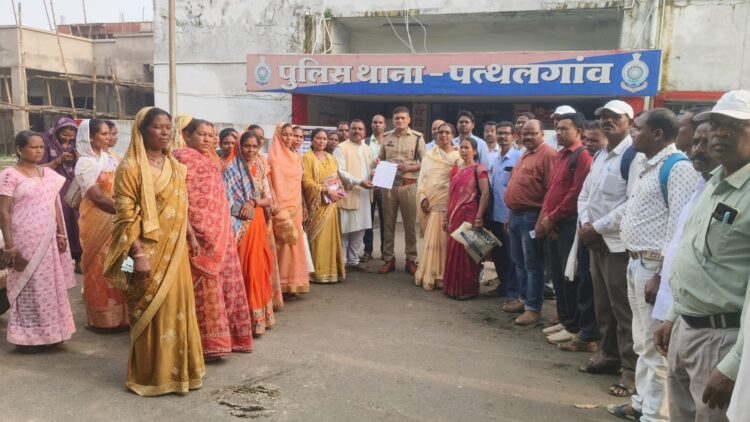 सरपंच सचिव मारपीट में नया मोड़: सरपंच-सचिव संघ ने खोला मोर्चा, पैदल रैली निकाल थाने पहुंच सौंपा ज्ञापन