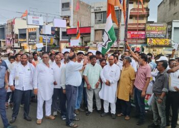 छुआछूत के विरोध में पत्थलगांव में जिला कांग्रेस का पैदल मार्च, जमकर नारेबाजी