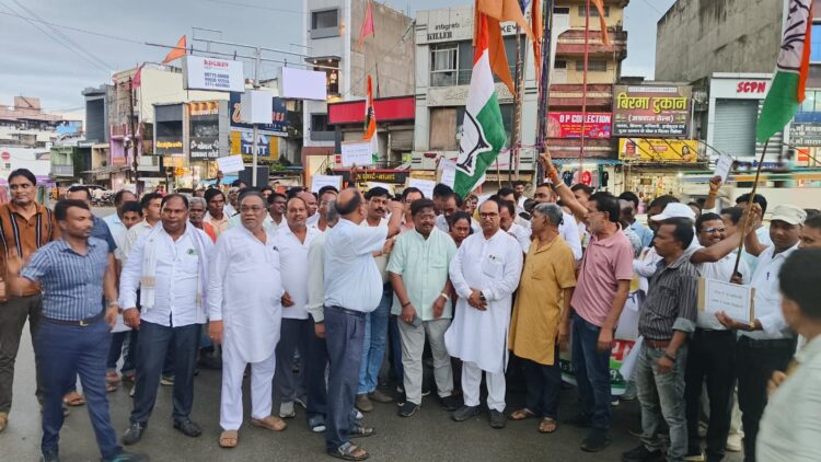 छुआछूत के विरोध में पत्थलगांव में जिला कांग्रेस का पैदल मार्च, जमकर नारेबाजी