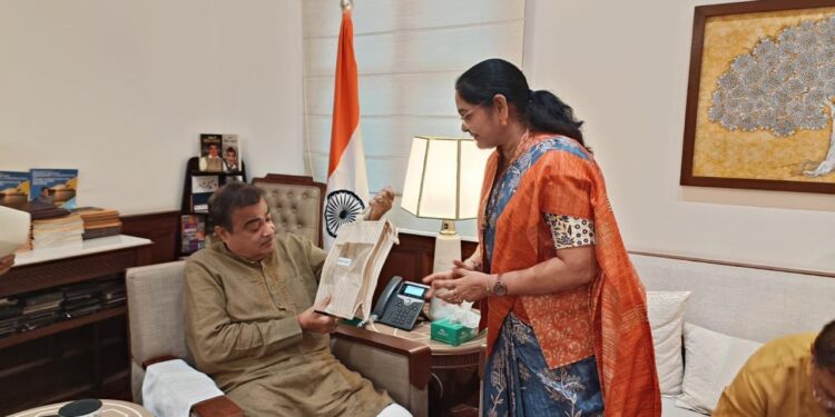 सांसद भारती पारधी ने केंद्रीय मंत्री नितिन गडकरी से की मुलाकात, सड़क परियोजनाओं में तेजी लाने का किया आग्रह