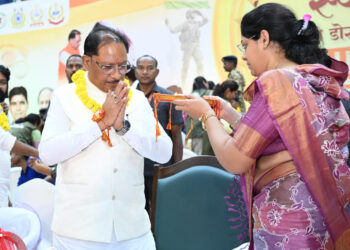 रायपुर : ‘मेरी सगी बहन नहीं… आज माधुरी जी ने वह कमी पूरी कर दी’ : राखी बंधवाकर भावुक हुए मुख्यमंत्री श्री साय