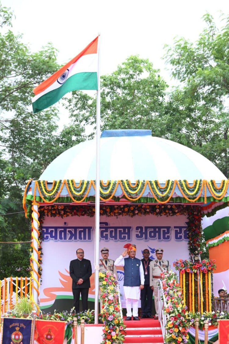 स्वतंत्रता दिवस समारोह : मुख्यमंत्री श्री साय ने पुलिस परेड ग्राउंड पर किया ध्वजारोहण, परेड की ली सलामी