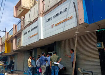 रायपुर में 8 बड़े बकायेदारों की दुकानें सील:कई साल से बकाया था संपत्ति कर; नोटिस के बाद भी भुगतान नहीं करने पर जोन-8 की कार्रवाई