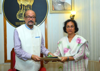 रायपुर : राज्यपाल श्री डेका को लोक सेवा आयोग की अध्यक्ष सुश्री शांडिल्य ने वार्षिक प्रतिवेदन सौंपा