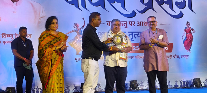 रायपुर : सुर, लय और नृत्य की मनमोहक प्रस्तुतियों के बीच ‘पावस प्रसंग’ का भव्य समापन, मुक्ताकाशी मंच पर उमड़ा दर्शकों का सैलाब