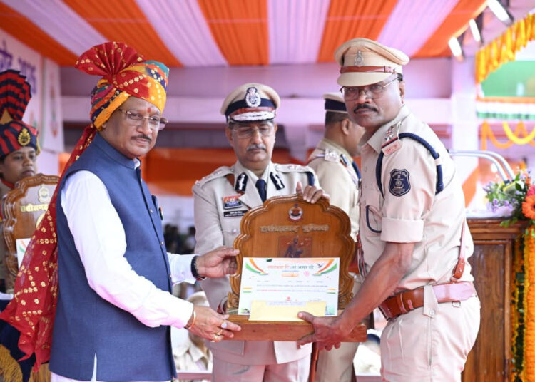 मुख्यमंत्री श्री विष्णु देव साय के करकमलों से उत्कृष्ट सेवा के लिए सम्मानित हुए पुलिस एवं नगर सेना के अधिकारी-कर्मचारी