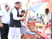 रायपुर : सड़क किनारे पसरे पर अचानक पहुंचे मुख्यमंत्री श्री विष्णु देव साय, मीरा के पसरे से खरीदा ‘आशीर्वाद का दीया’