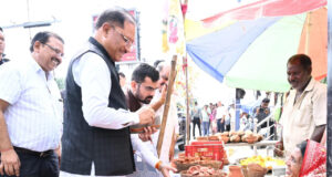 रायपुर : सड़क किनारे पसरे पर अचानक पहुंचे मुख्यमंत्री श्री विष्णु देव साय, मीरा के पसरे से खरीदा ‘आशीर्वाद का दीया’
