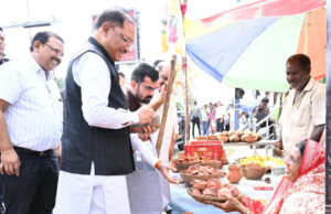 रायपुर : सड़क किनारे पसरे पर अचानक पहुंचे मुख्यमंत्री श्री विष्णु देव साय, मीरा के पसरे से खरीदा ‘आशीर्वाद का दीया’