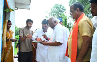 रायपुर : दिव्यांग हीरा साय के घर पहुंचकर सांसद चिंतामणि महाराज ने प्रज्ज्वलित किया आशीर्वाद का दीया