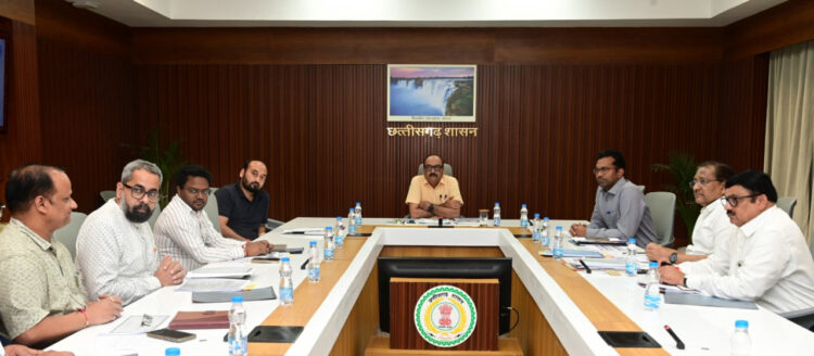 रायपुर : ग्रामोद्योग विभाग के अधिकारियों ने तकनीकी वस्त्र मिशन के संबंध में दिया प्रस्तुतिकरण